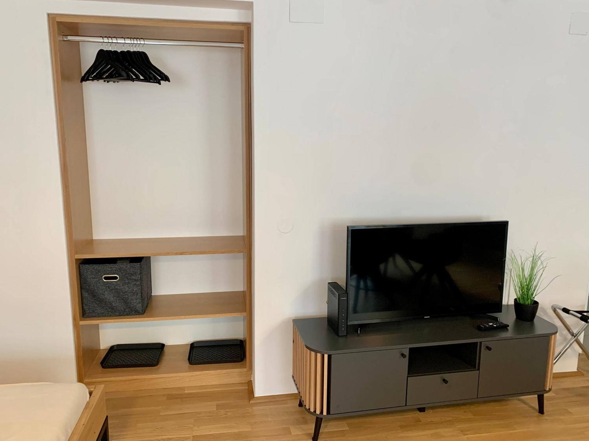 Air-Conditioned, Quiet Apartment With A Terrace In Center Of St Poelten - Smart Tv Sankt Polten Bagian luar foto